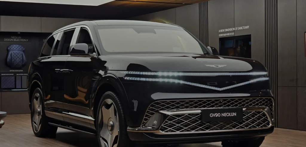 Sonoran Navy Genesis GV90 Neolun electric SUV shown in a three-quarter front view at the Genesis Suji exhibition.