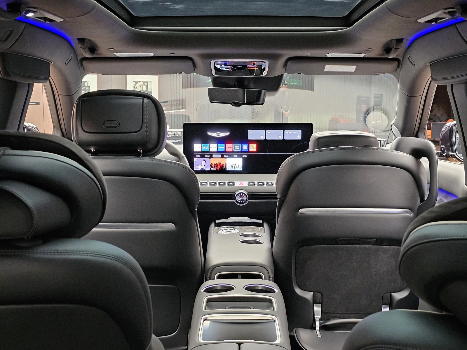 Vault Black and Shadow Gray two-tone Genesis GV90 Neolun interior at the Genesis Suji GV90 exhibition.
